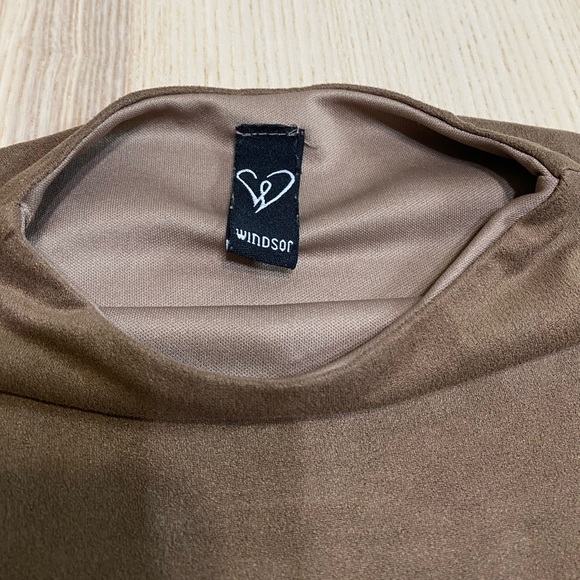 SOLD❤️‼️WINDSOR CROPPED LONG SLEEVE 🤎 - Picture 3 of 4